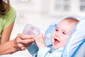 Água para o bebê: quanto, como e quando dar.